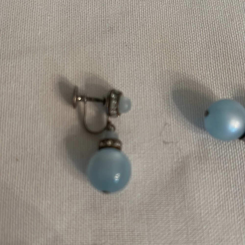 Vintage Beautiful Baby Blue Clip-On Earrings - Gem